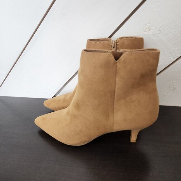 NEW Journee Collection Isobel Women's Size 8 Tan Faux Suede Ankle Boots 3CT - Picture 2 of 8